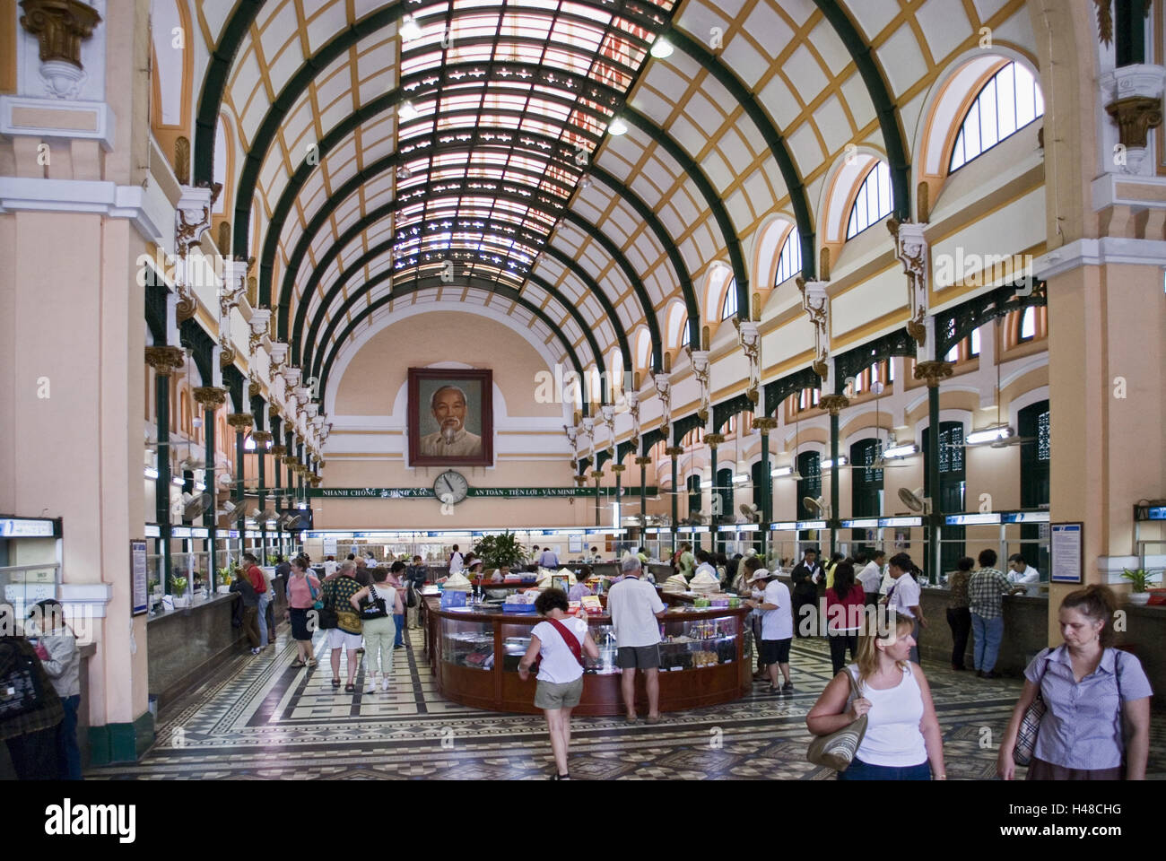 Vietnam, Ho Chi Minh Ville, poste principale, construite en 1886-1891, de l'intérieur, grande salle, client, Banque D'Images