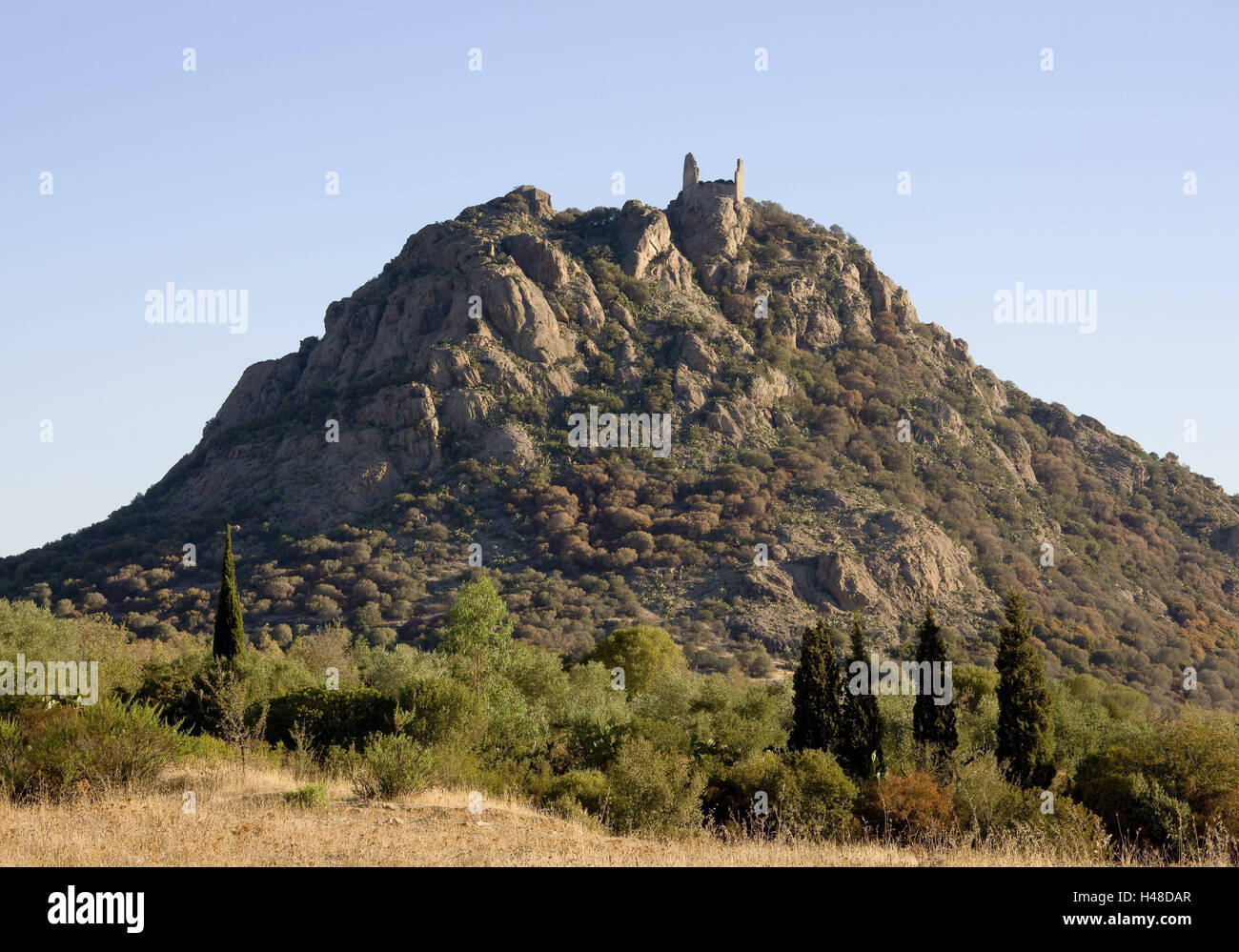 Italie, Sardaigne, Siliqua, montagne, les ruines du château, Castello Tu Acquafredda, lumière du soir, l'Europe, le Sud, l'Europe, l'île, ses paysages, le sud, Siliqua, forteresse, ruine, fort, cône de montagne, paysage, arbres, buissons, Fratta, rochers, lieu d'intérêts, l'expiration, l'ancien, de la structure, historiquement, personne, lumière du matin, le silence, la solitude, Banque D'Images