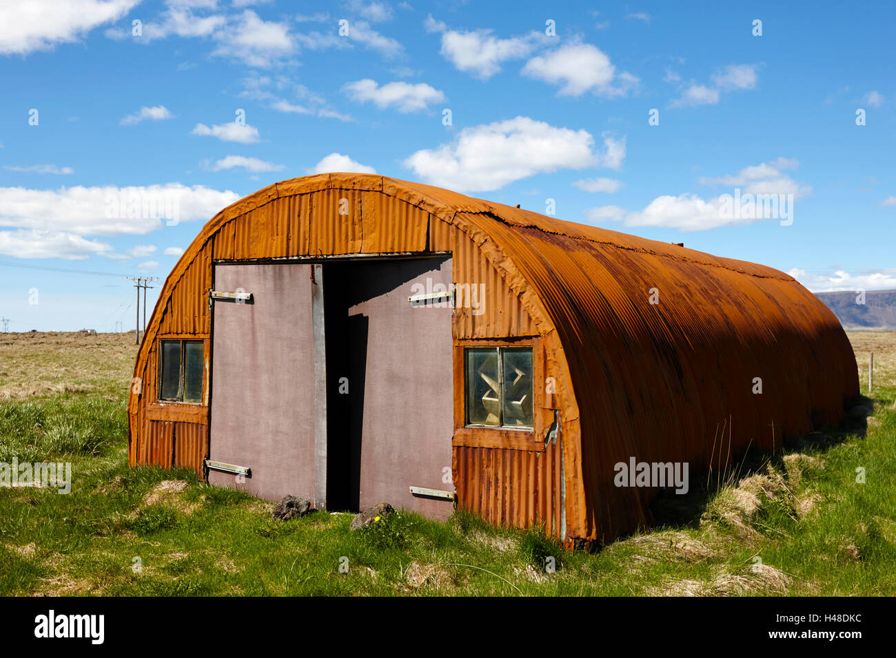 Vieille cabane Nissen rouille sur les terres agricoles en Islande Banque D'Images