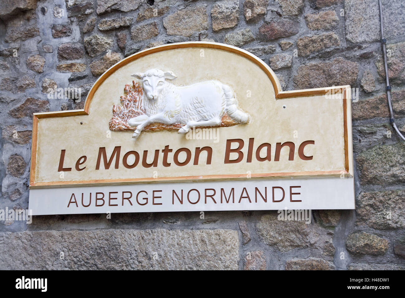 France, Bretagne, Mont Saint Michel, grande rue, maison, détail, restaurant sign, Banque D'Images