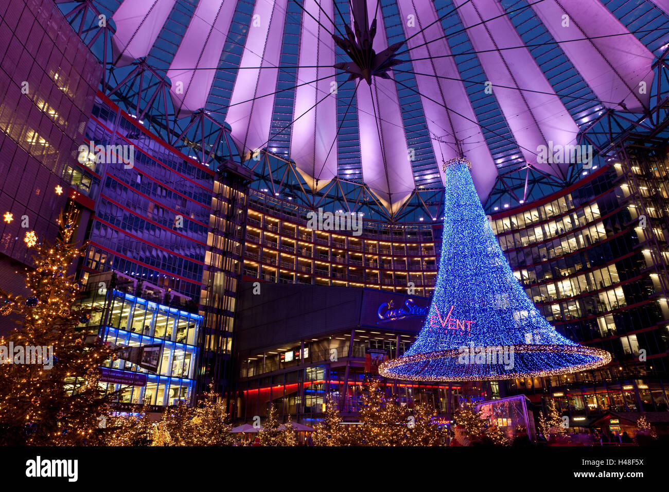 Allemagne, Berlin, Potsdamer Platz, marché de Noël, de l'éclairage, le soir, Banque D'Images
