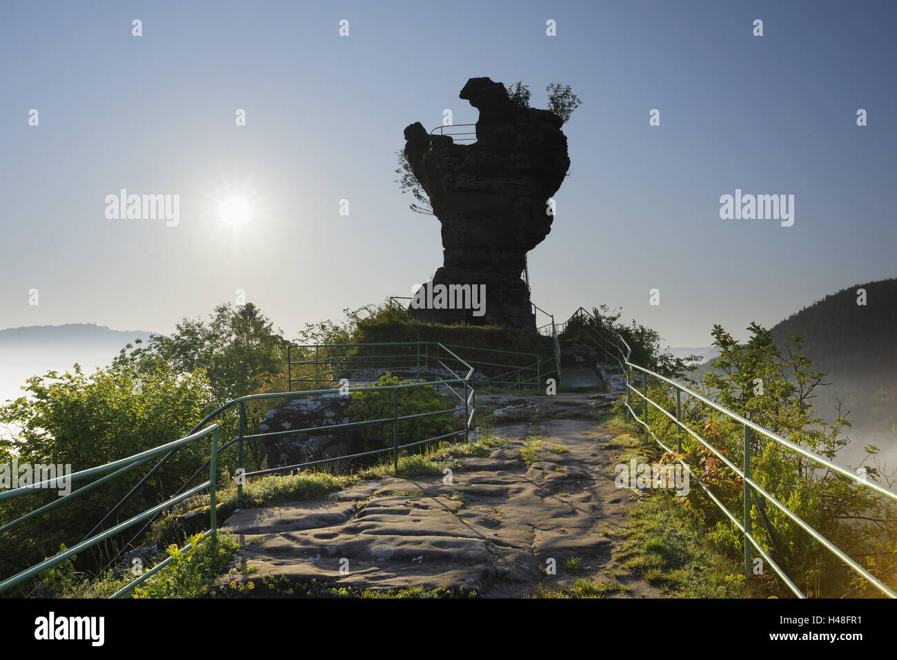 Tour de la ruine du château Drachenfels, 'molar', lookout, sun, rétroéclairage, Busenberg, Forêt du Palatinat, Rhénanie-Palatinat, Allemagne, Banque D'Images