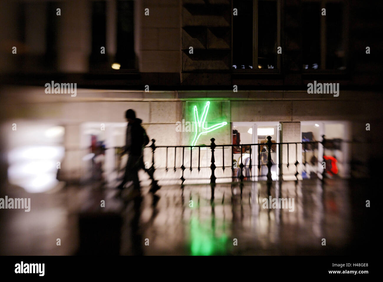 Scène de rue, éclairage au néon, selective focus, colonnades, ville hanséatique de Hambourg, Allemagne, Banque D'Images