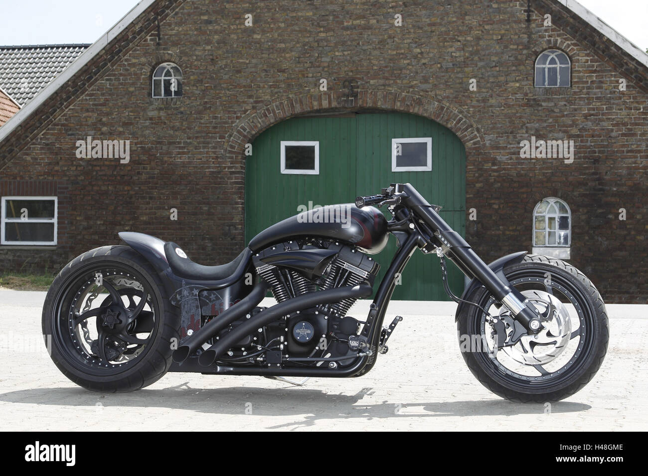 Extrême, moto chopper, Harley, côté droit, Thunderbike, noir, en face de  grange Photo Stock - Alamy