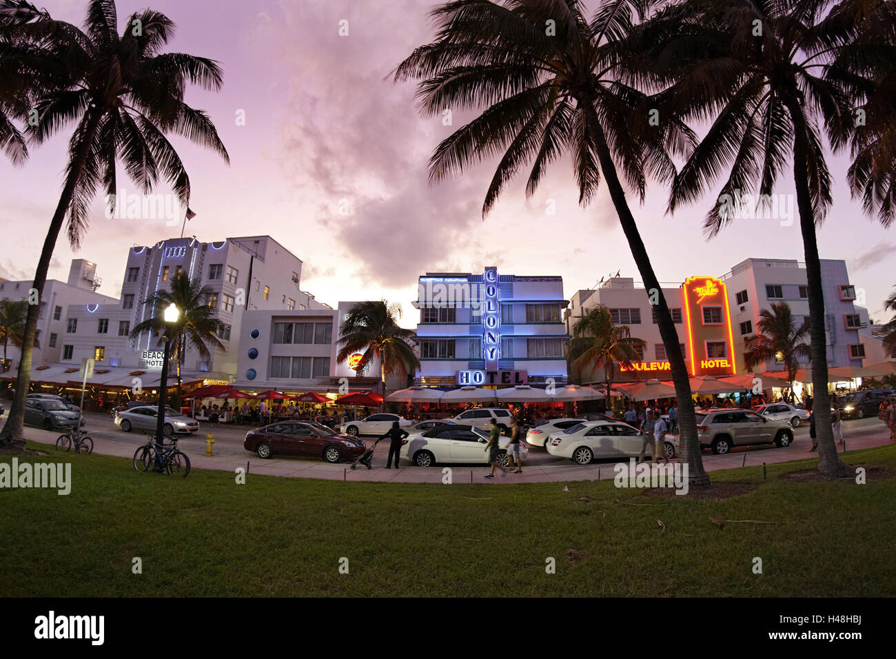 Panorama de l'Art Déco, Ocean Drive, au crépuscule, Miami South Beach, quartier Art déco, Florida, USA, Banque D'Images