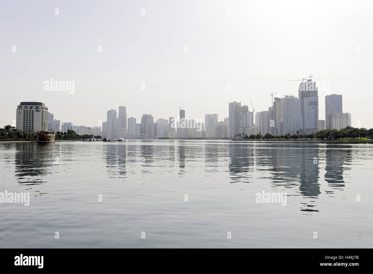 Skyline, Dubai Creek, Corniche Street, immeubles de bureaux modernes, l'architecture, l'émirat de Sharjah, Emirats Arabes Unis, péninsule arabique, le Moyen-Orient, l'Asie, Banque D'Images