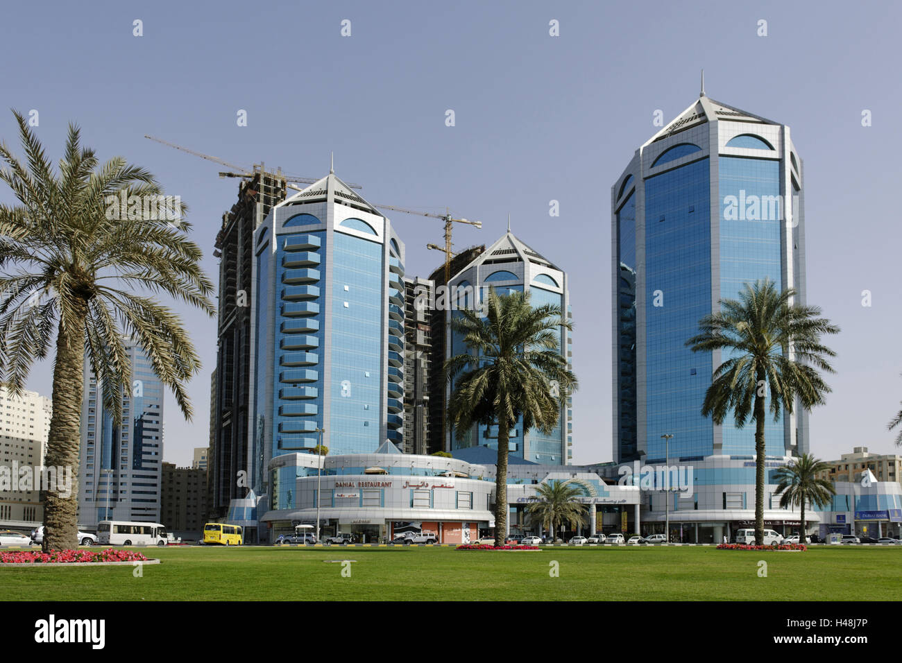 Les immeubles de bureaux avec façades brillantes, l'architecture, l'émirat de Sharjah, Emirats Arabes Unis, péninsule arabique, le Moyen-Orient, l'Asie, Banque D'Images