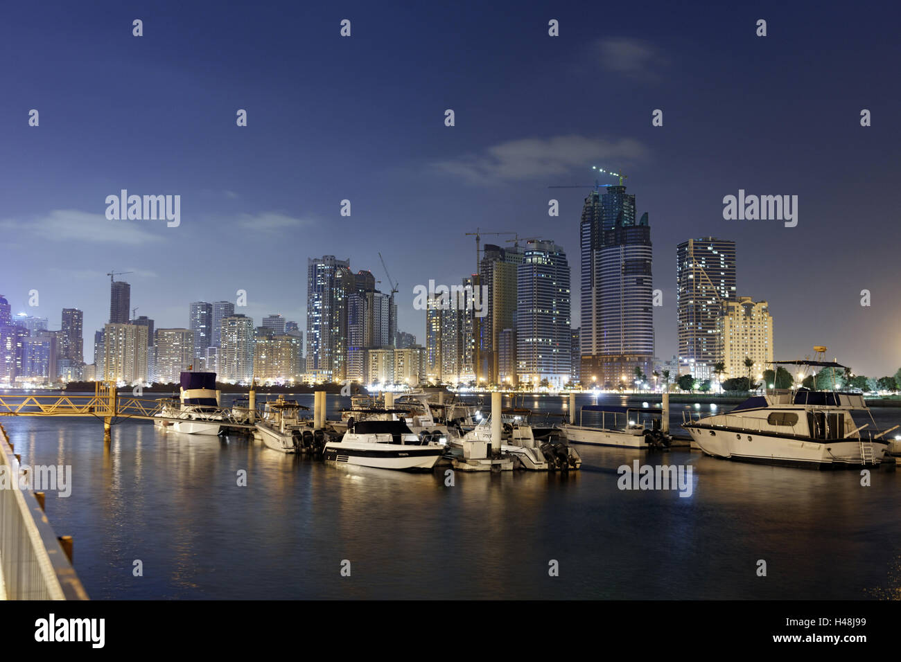Skyline, Corniche Street, Sharjah, Émirats arabes unis, péninsule arabique, le Moyen-Orient, l'Asie, Banque D'Images