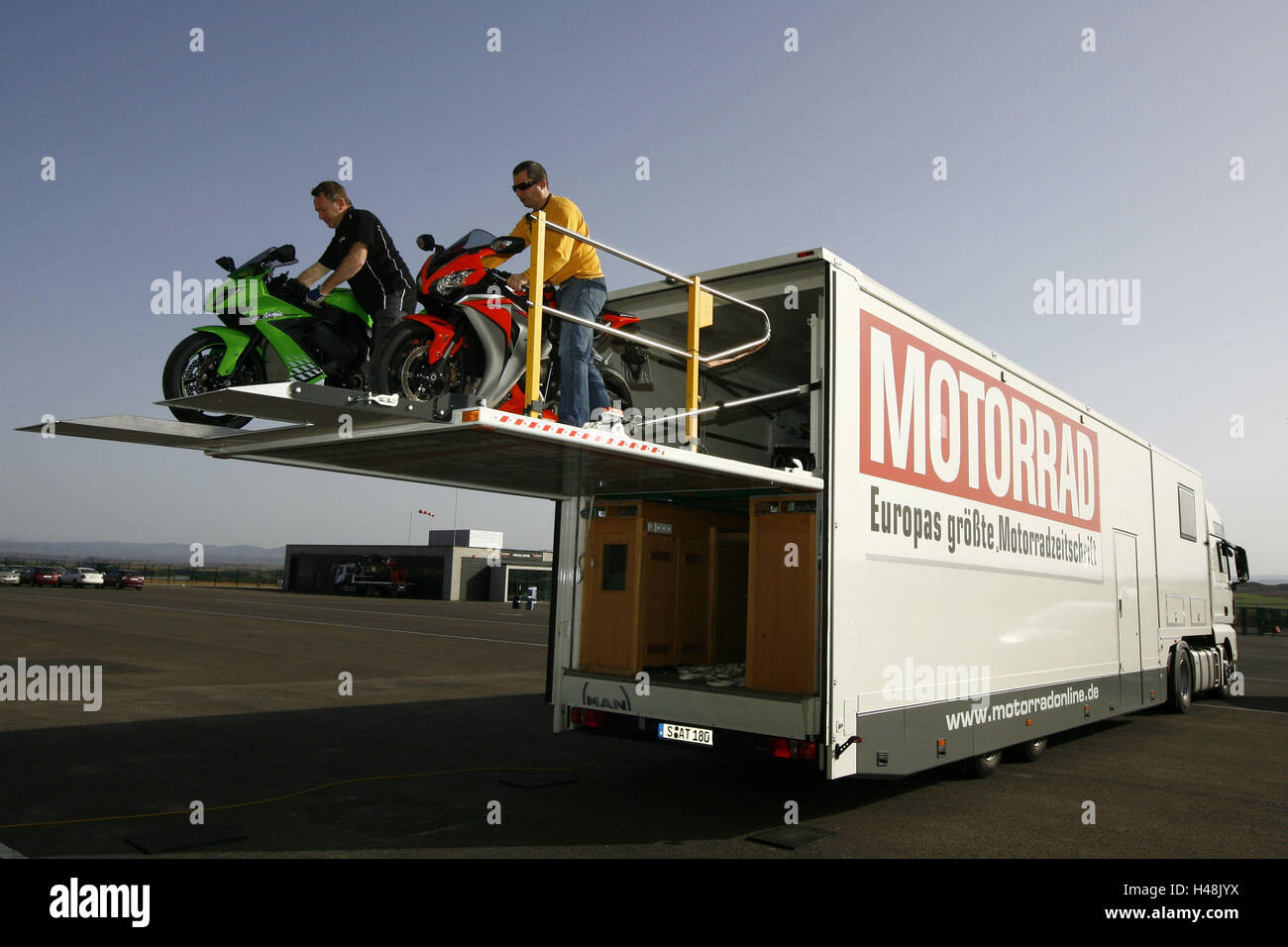 Transport moto, camion, bateau, déchargement, Banque D'Images