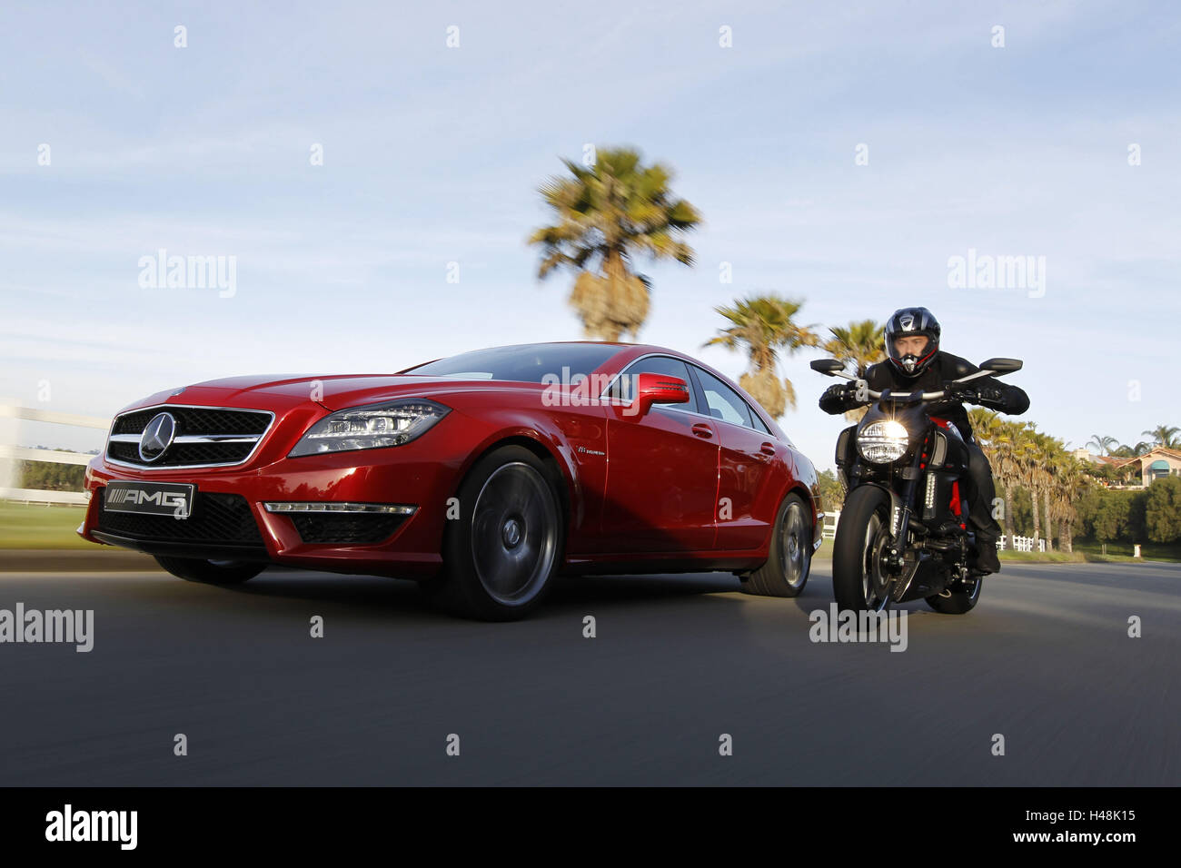 Ducati Diavel moto, et Mercedes CLS 63 AMG rouge, vélo électrique, supersports voiture, côte à côte, Banque D'Images
