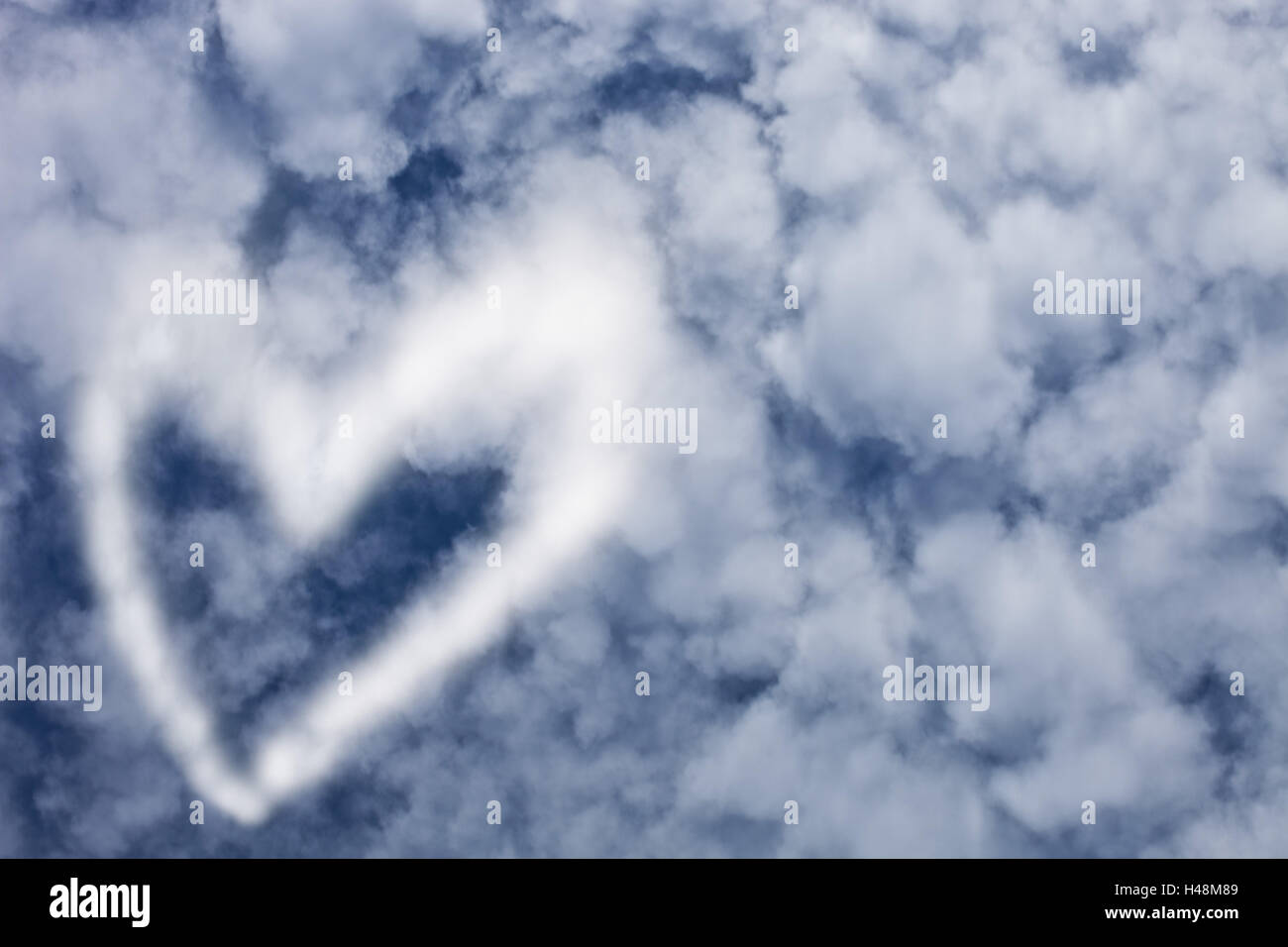 Coeur de nuage dans le ciel, Banque D'Images