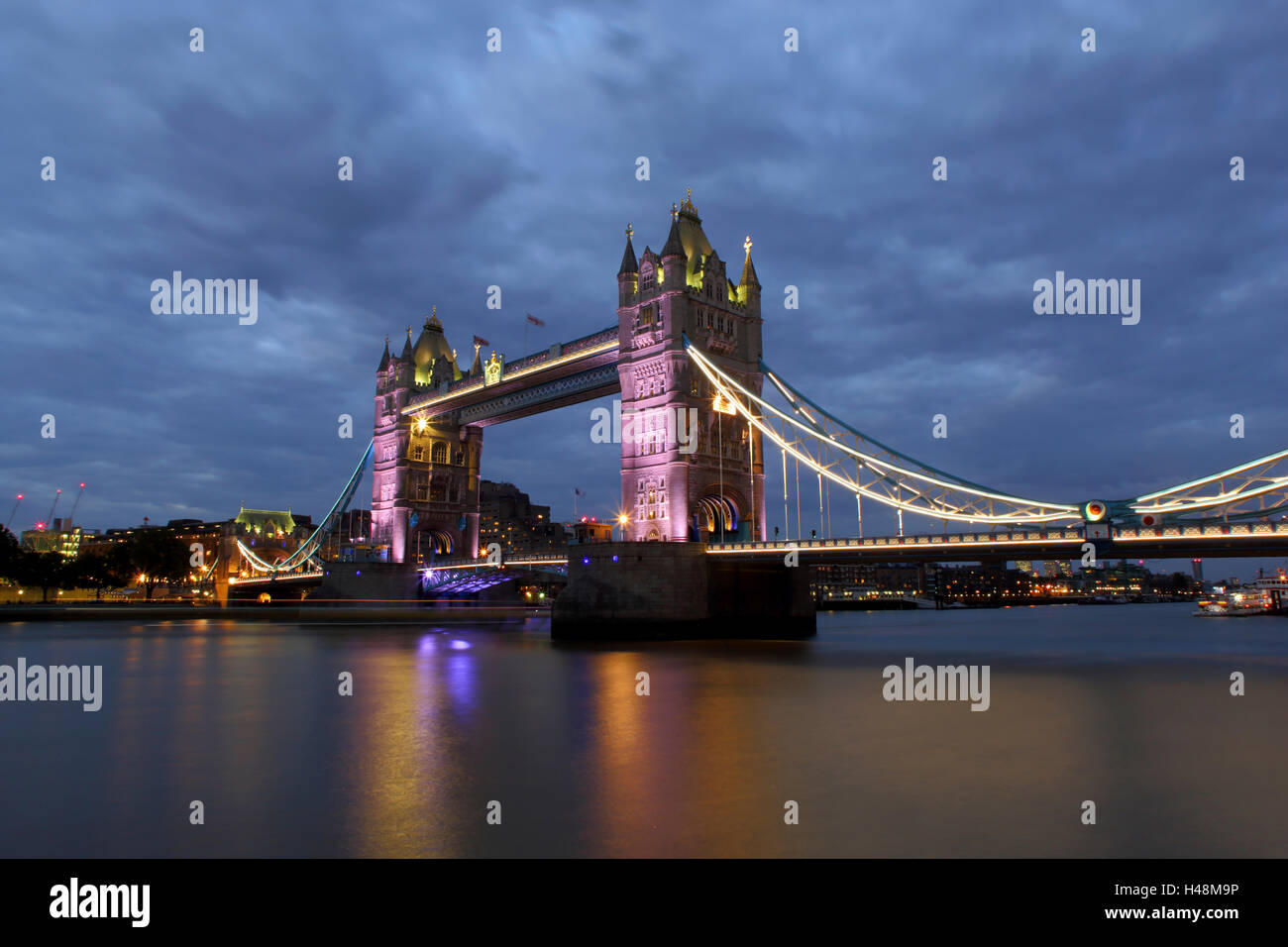 Tower Bridge Londres éclairées avec éclairage violet Banque D'Images