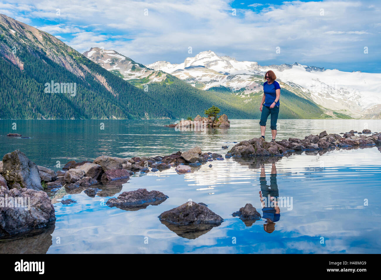 Stepping Stones rock femme navigue au lac Garibaldi, Garibaldi Provincial Park, British Columbia, Canada Banque D'Images