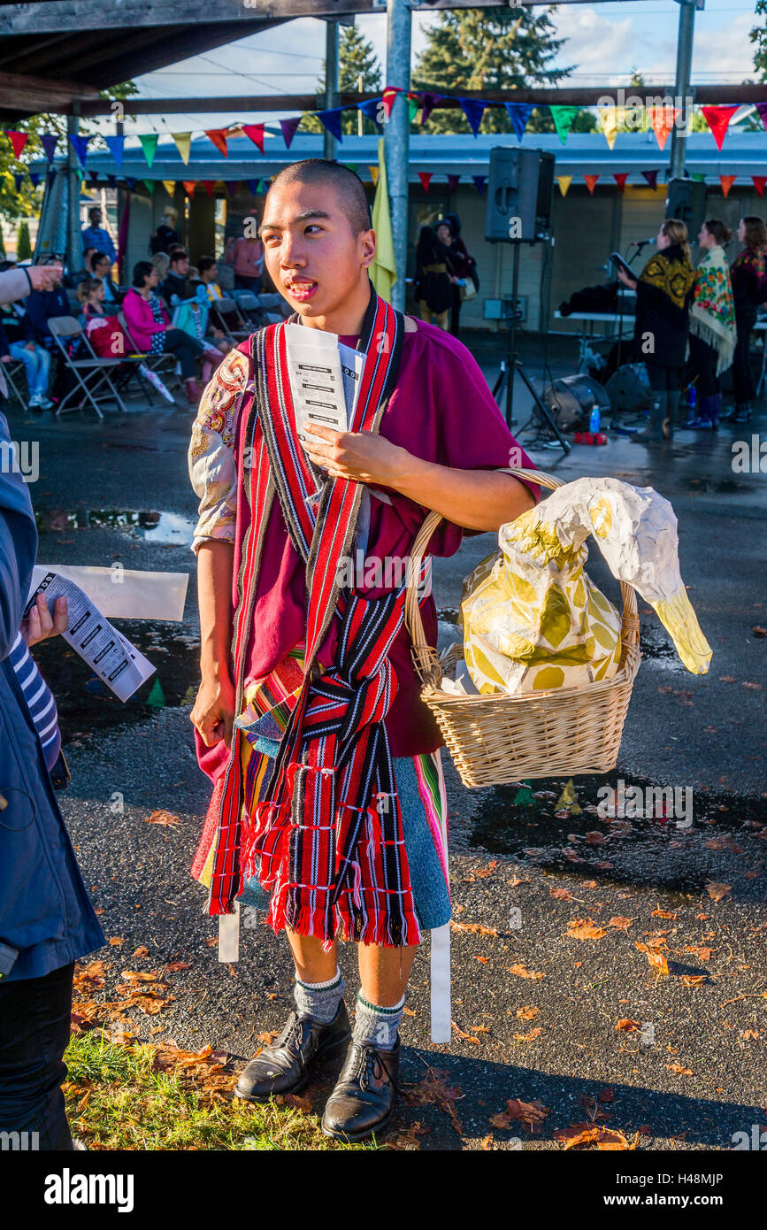 Jeune homme avec papier mâché goose dans panier Banque D'Images
