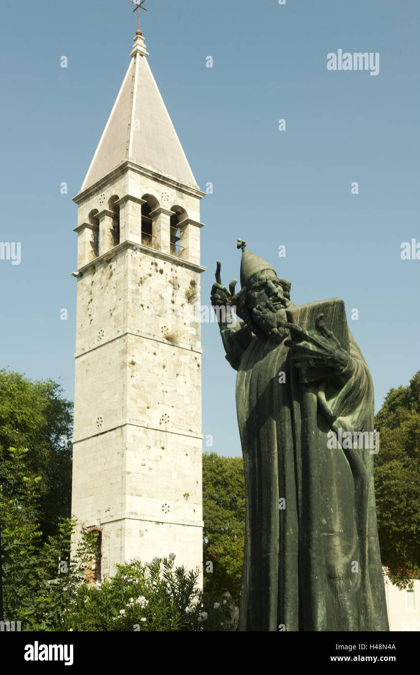 La Croatie, Dalmatie, Split, Ivan Mestrovic Gregors statue sur l'espace en face de la Porta Aurea, l'évêque de Nin, 900-929, le Campanile le sel de la bande. Arnir en arrière-plan, Banque D'Images La Croatie, Dalmatie, Split, Ivan Mestrovic Gregors statue sur l'espace en face de la Porta Aurea, l'évêque de Nin, 900-929, le Campanile le sel de la bande. Arnir en arrière-plan, Banque D'Images
