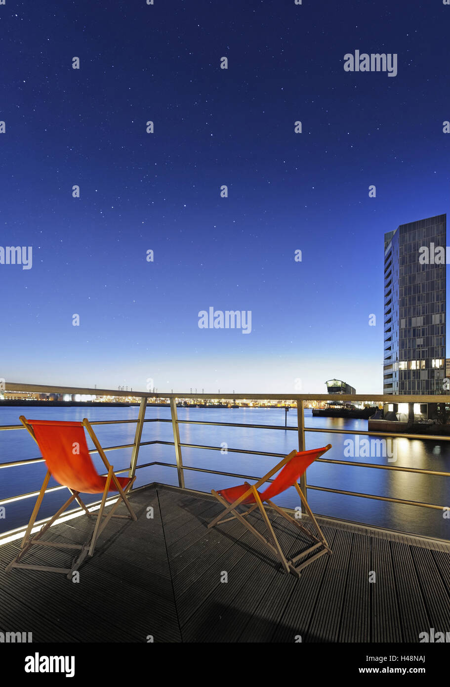 Panorama du port, ciel étoilé, port en bois, chaises, vue dégagée, ville hanséatique de Hambourg, Allemagne, Banque D'Images