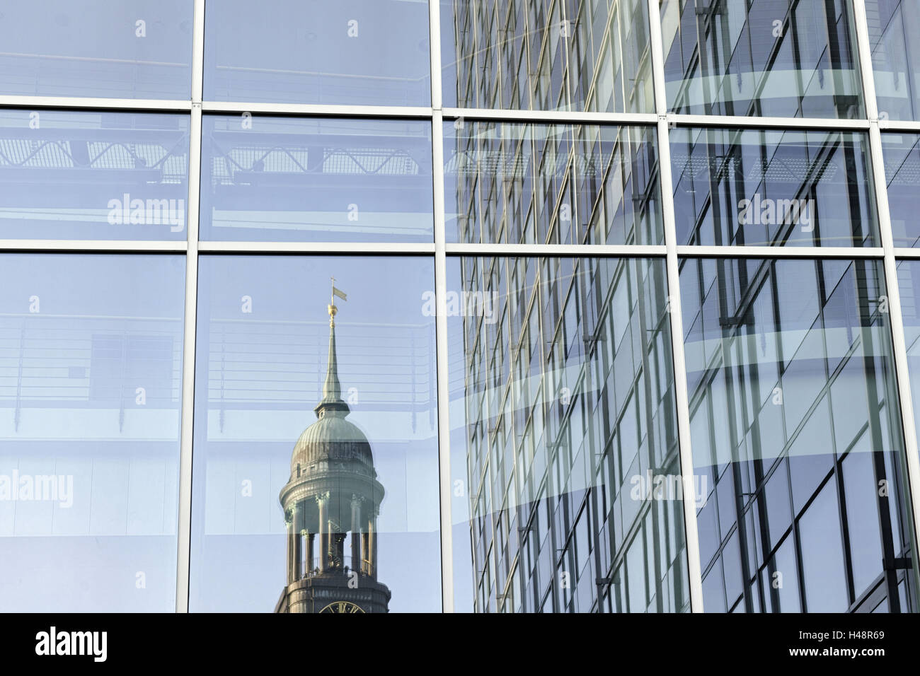 La réflexion de Michel dans un immeuble à bureaux en façade, monument, Neustadt, ville hanséatique de Hambourg, Allemagne, Banque D'Images