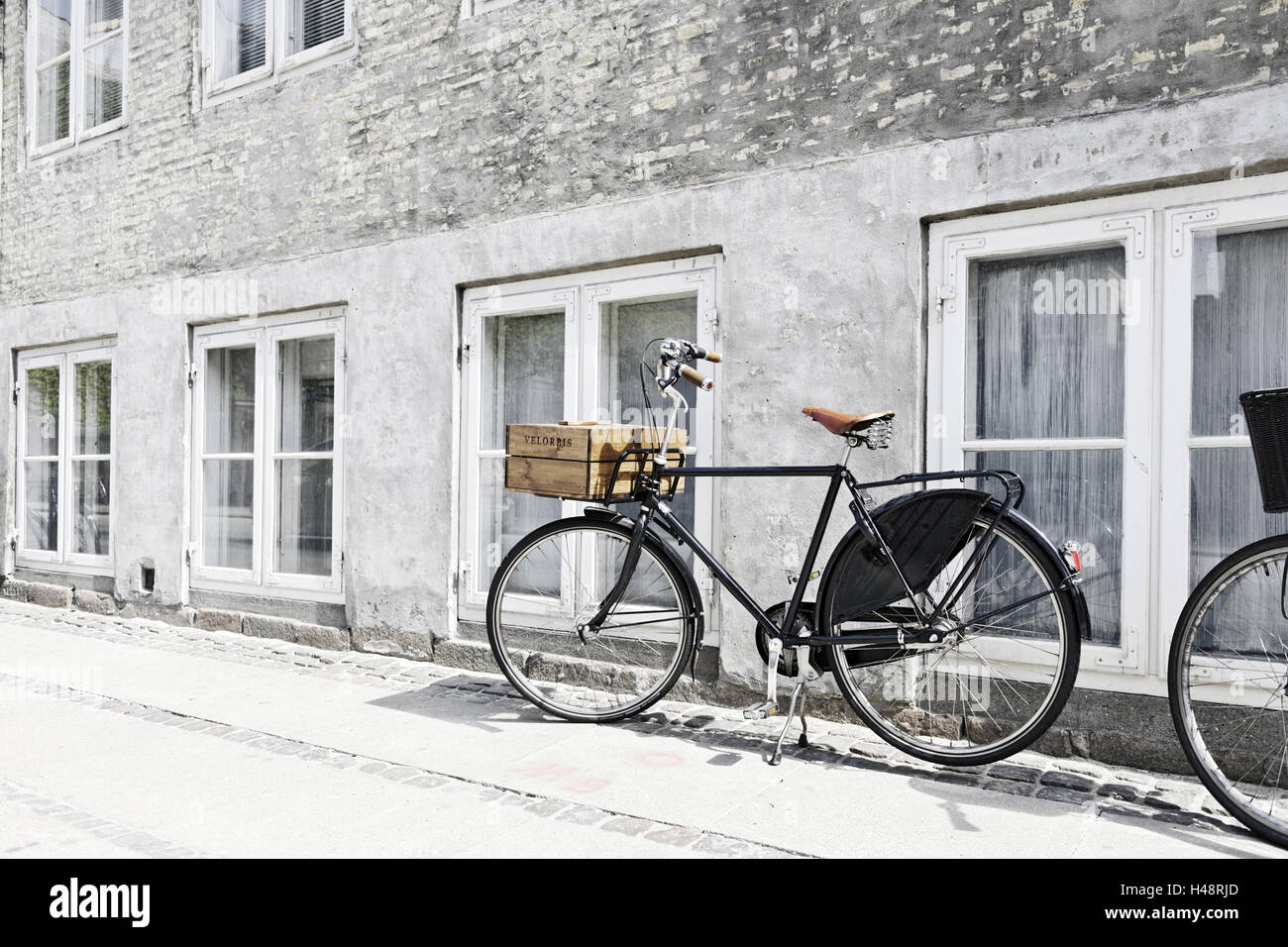 Bicycle leaning against wall, ville, Copenhague, Danemark, Scandinavie, Banque D'Images
