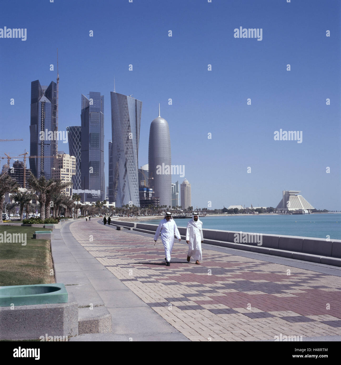 Qatar, Doha, vue sur ville, village, capitale, des tours, des affaires, de la ville, de l'émirat, quatrième personne, les sections locales, vue sur la ville, l'Islam, le ciel, bleu, Banque D'Images