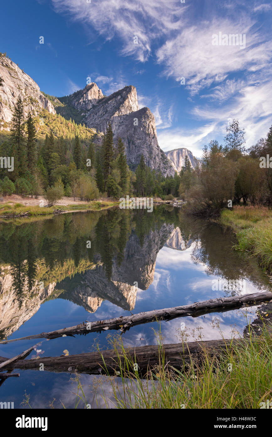 Les trois frères ont réfléchi à la Merced River dans la vallée de Yosemite, Yosemite National Park, California, USA. L'automne (octobre) 2 Banque D'Images