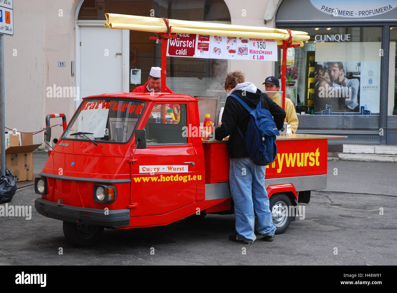 L'Italie, le Tyrol du Sud, Merano, Piaggio tricycle, Würstelverkäufer, ville, rue, véhicule, tricycle, Piaggio, Ape, rouge, ventes, petite saucisse, saucisse, saucisse au curry, snack, snack-ventes, street kitchen, petit État de saucisse, Würstelstand, mobile, vendeur, client, personne, Banque D'Images