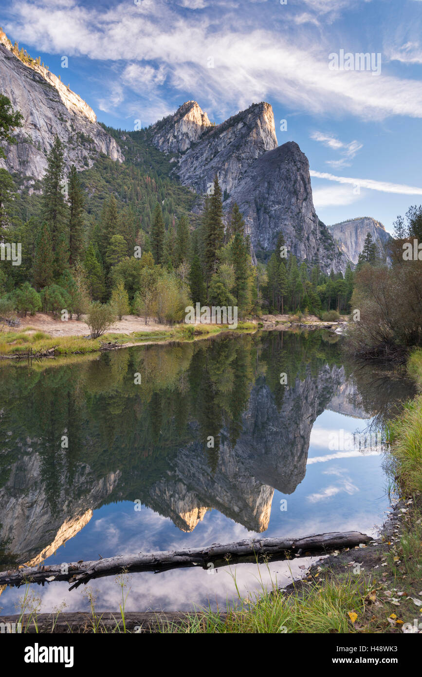 Les trois frères ont réfléchi dans la rivière Merced, Yosemite National Park, California, USA. L'automne (octobre) 2014. Banque D'Images