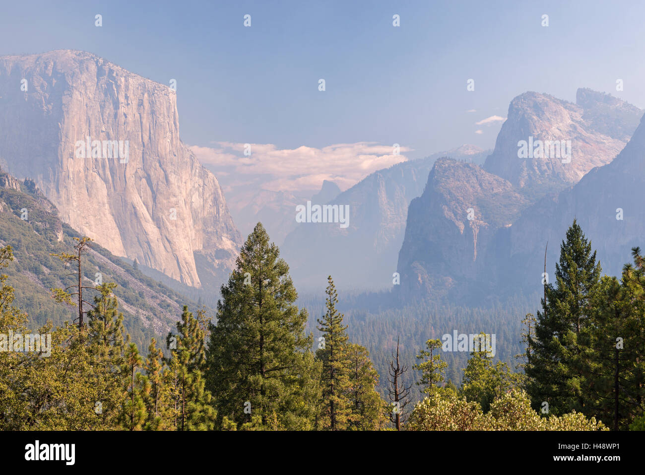 La Vallée Yosemite s'étouffa avec la fumée de l'incendie de Dog Rock, Yosemite National Park, California, USA. L'automne (octobre) 2014. Banque D'Images