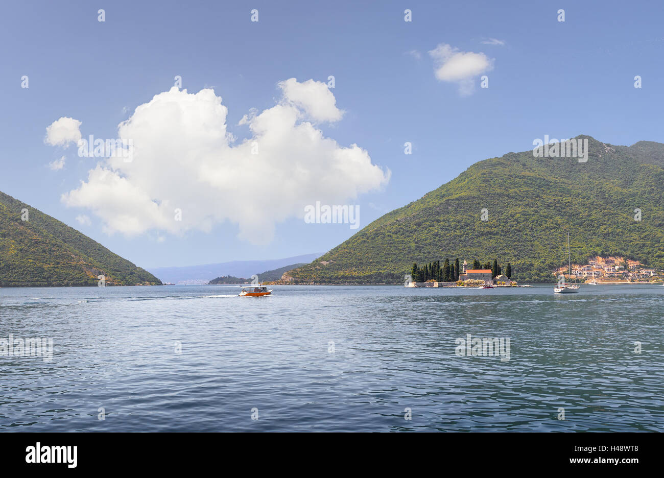 Vue panoramique sur la baie de Kotor de mer Adriatique et l'île de Saint Georges. Perast, Monténégro Banque D'Images