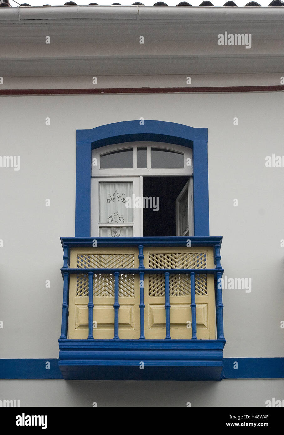 Brésil, Minas Gerais, Ouro Preto, maison d'habitation, détail, balcon, fenêtre, bleu, Amérique du Sud, Amérique latine, bâtiment, maison, télévision, porte fenêtre, porte, véranda, balcon, garde-corps ouvert, ouvertement, déserte, Banque D'Images