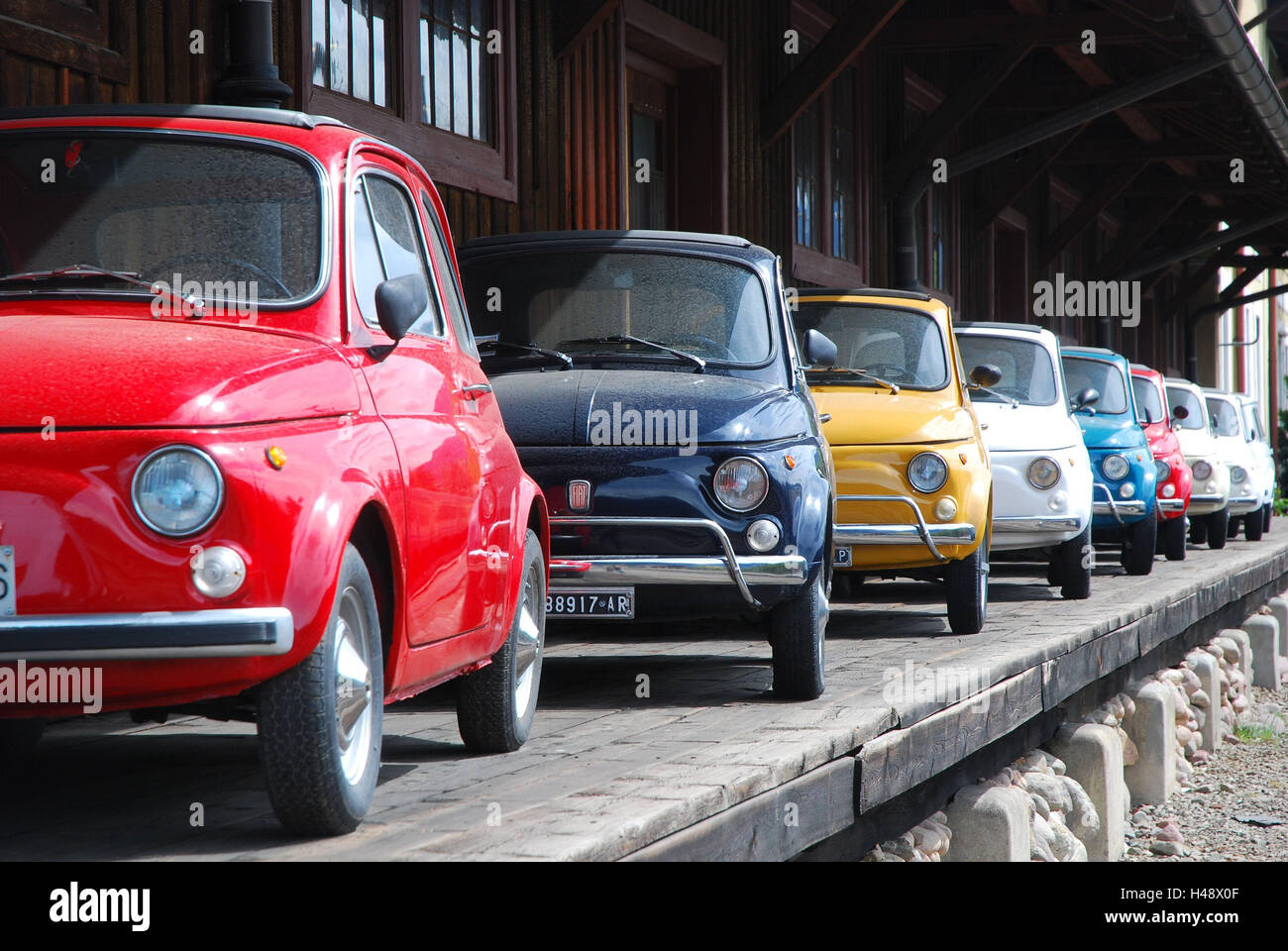 Voitures, Fiat 500, série, couleurs vives, entrepôt, rampe, Italie, véhicules, voitures, petites, en italien, vétéran, culte voiture, voiture compacte, classic, Cinquecento, garé, poser, alignées, Banque D'Images