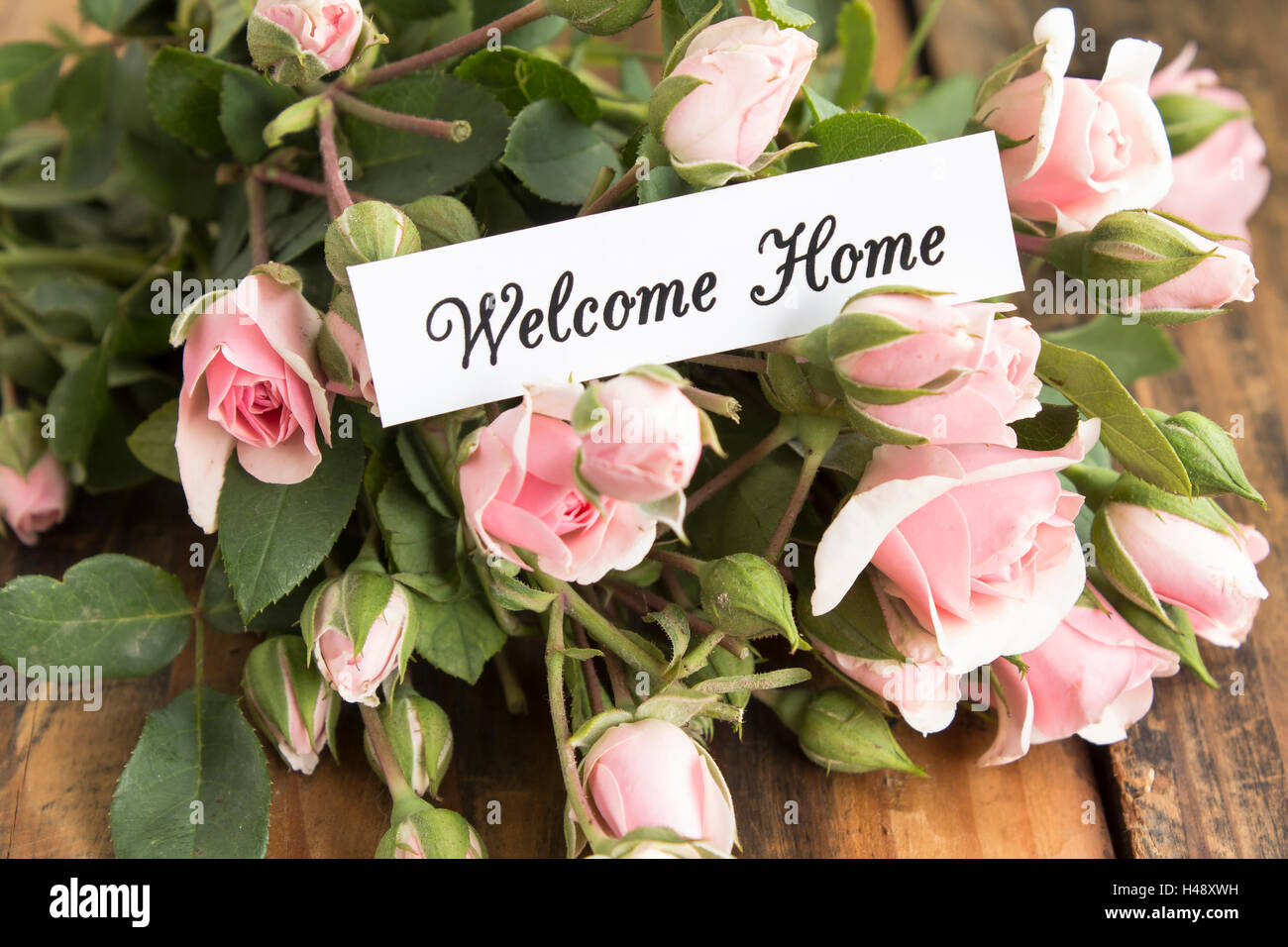 Bienvenue Accueil Carte avec bouquet de roses roses. Banque D'Images