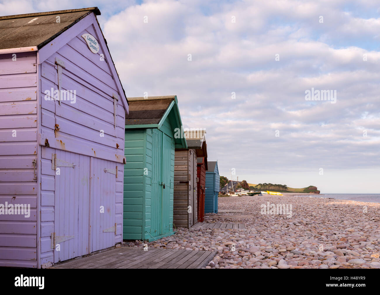Cabines de plage sur la plage à Budleigh Salterton, Devon, Angleterre. L'été (juillet) 2014. Banque D'Images