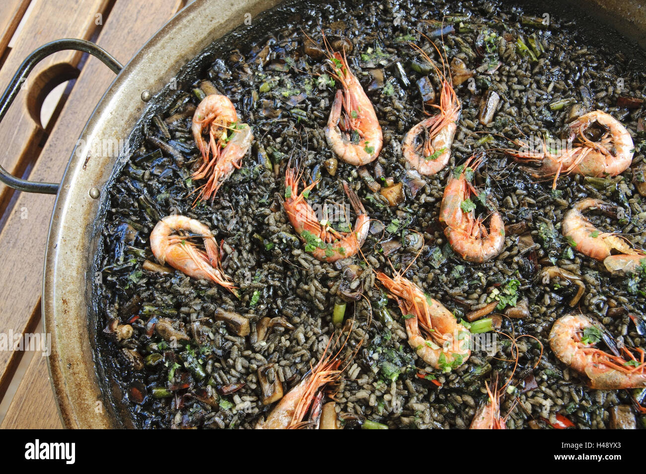 La Paella Negra Riz Noir Poele Avec Les Crabes Calamar Et Des Legumes De L Alimentation Majorque Espagne Photo Stock Alamy