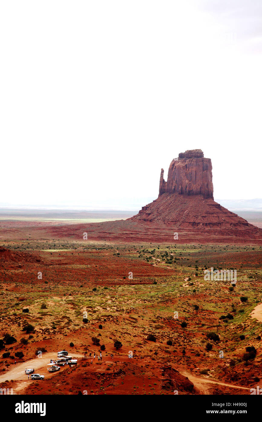 USA, Utah, Monument Valley, en Amérique du Nord, le désert, la montagne, la formation rock, rock, paysage sec, mesa, idyll, Parc, monuments, Indian Reservation, poussiéreux, tourisme, location de véhicules, aller-retour, Banque D'Images