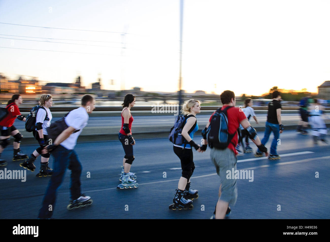 Les patineurs à la Dresden nuit patinage sur le pont Carola, Dresde, Saxe, Allemagne, Banque D'Images