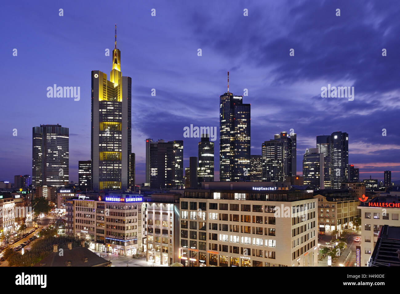 Vue panoramique sur les toits de Francfort au crépuscule, Hauptwache, Francfort sur le Main, Hesse, Allemagne, Banque D'Images