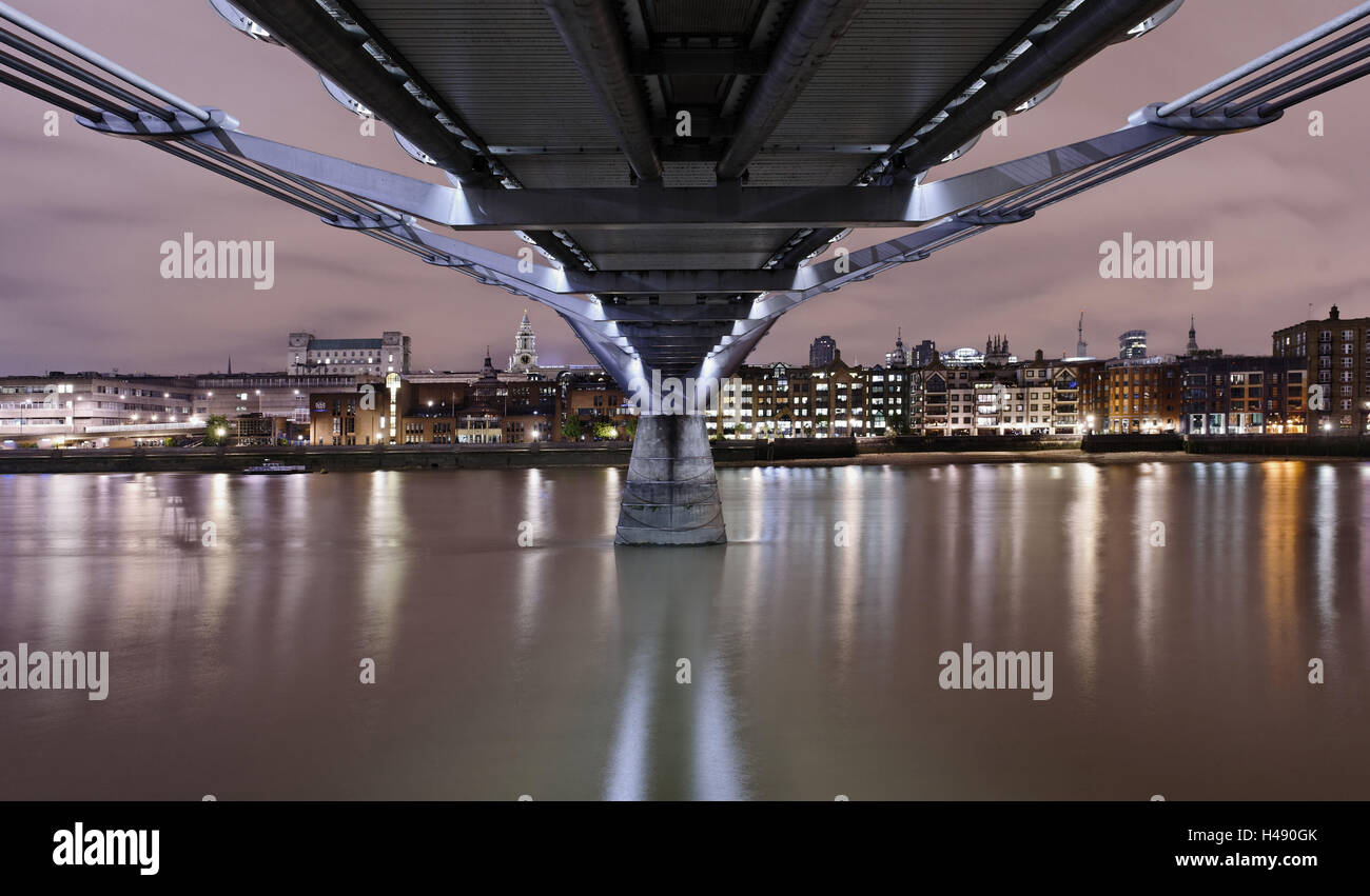 Millenium Bridge à partir de ci-dessous, la Tamise, la nuit, Londres, Angleterre, Royaume-Uni, Banque D'Images