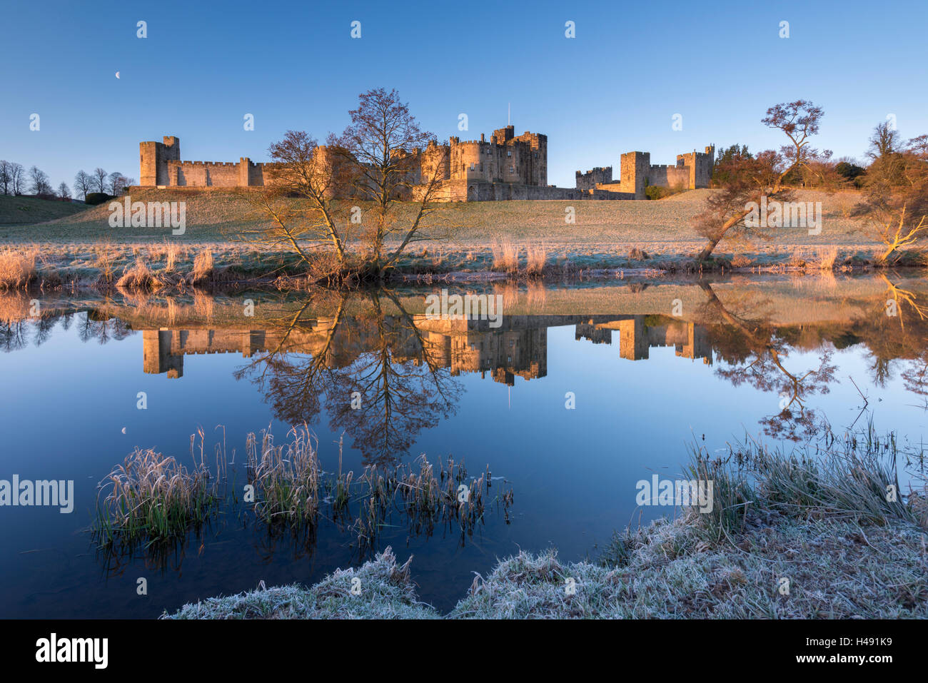 Le soleil du matin illumine Alnwick Castle dans le Northumberland, en Angleterre. L'hiver (mars) 2014. Banque D'Images