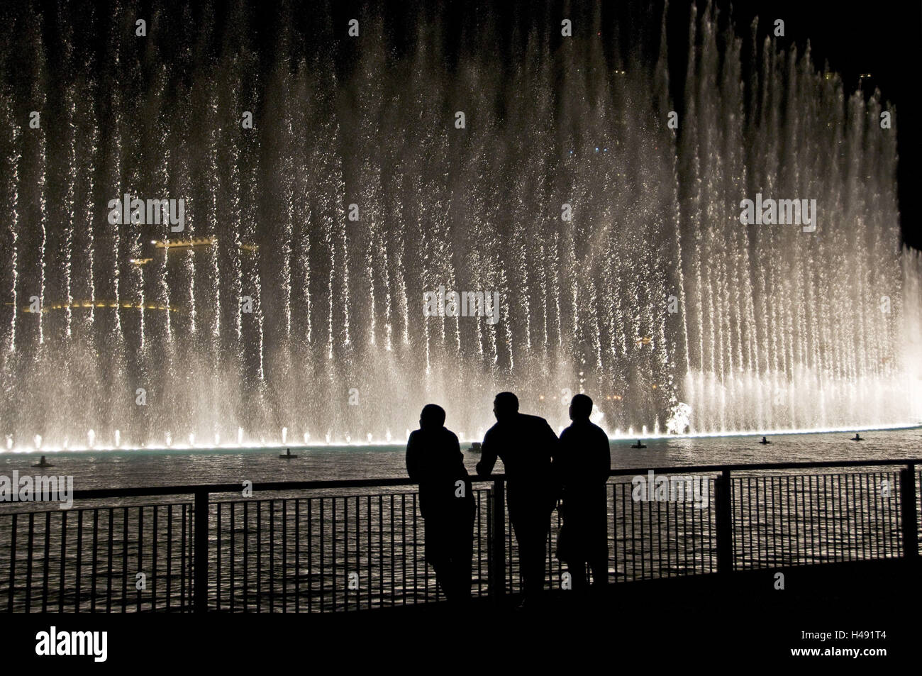 VAE, Dubaï, Centrum, lac, l'eau des fontaines, dans la soirée, les gens, Banque D'Images