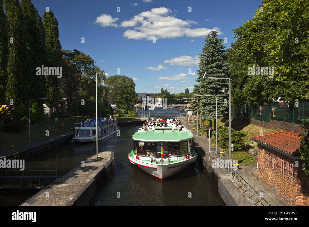 Allemagne, Berlin, la montagne, la Côte d'écluse, de navires, de la ville, l'architecture, deux, écluse, la circulation, le trafic des navires, les passagers, les touristes, le tourisme, l'été, l'ensoleillement, la personne, canal, Banque D'Images