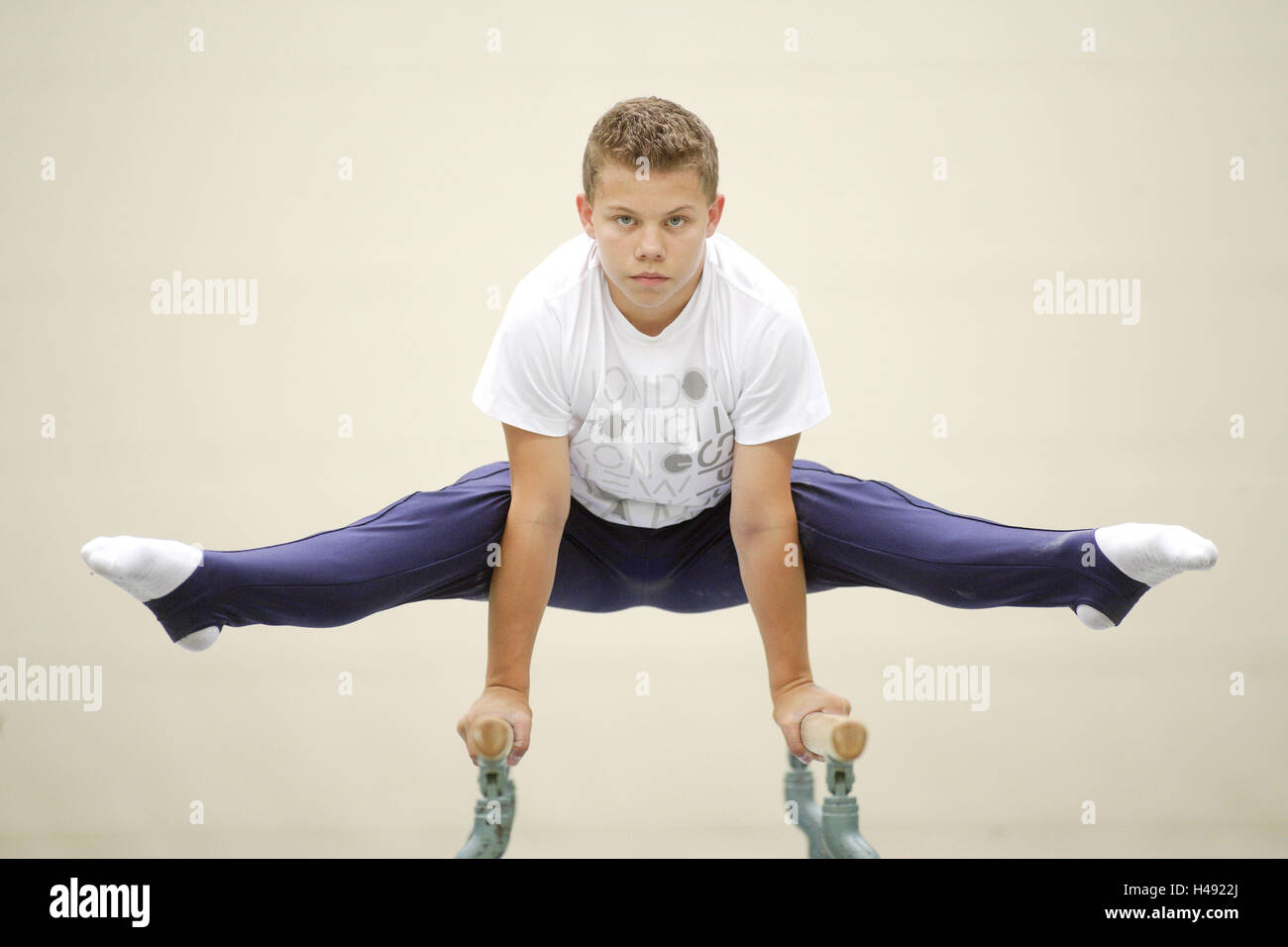 Jeune, en lingots, faire de la gymnastique, Banque D'Images