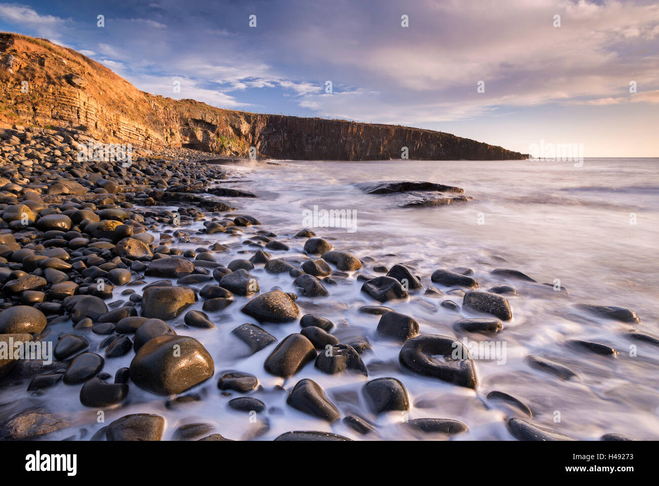 Tour des ondes contre la mer à Cullernose Point près de Howick, Northumberland, Angleterre. Printemps (mars) 2014. Banque D'Images