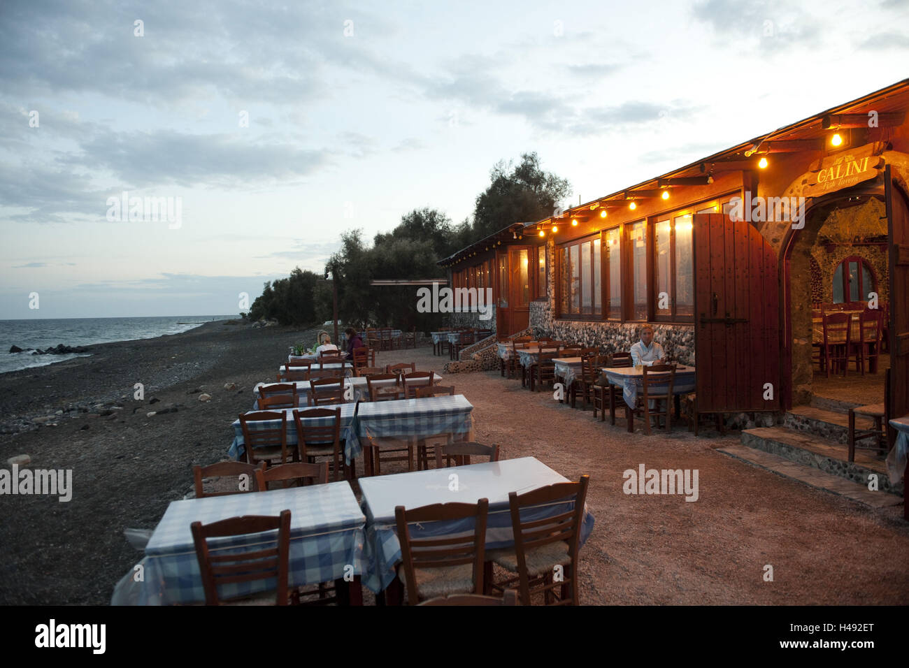 Grèce, les Cyclades, Santorin, mono lithographies, restaurant Galini dans la plage d'Agia Paraskevi, Banque D'Images