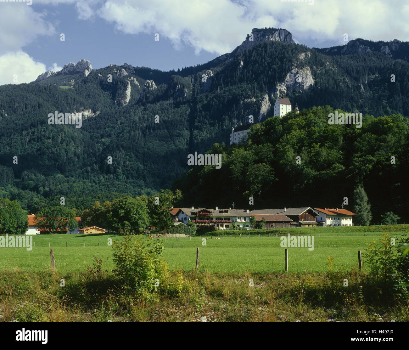 Allemagne, Bavière, Bade-Wurtemberg, Aschau, château Hohenaschau, Haute-Bavière, la structure, l'architecture, la place d'intérêts, du tourisme, de la construction, de l'écluse, Kampenwandbahn, trajectoire, téléphérique, maisons, montagnes, Kampenwand, 1669 m, Banque D'Images