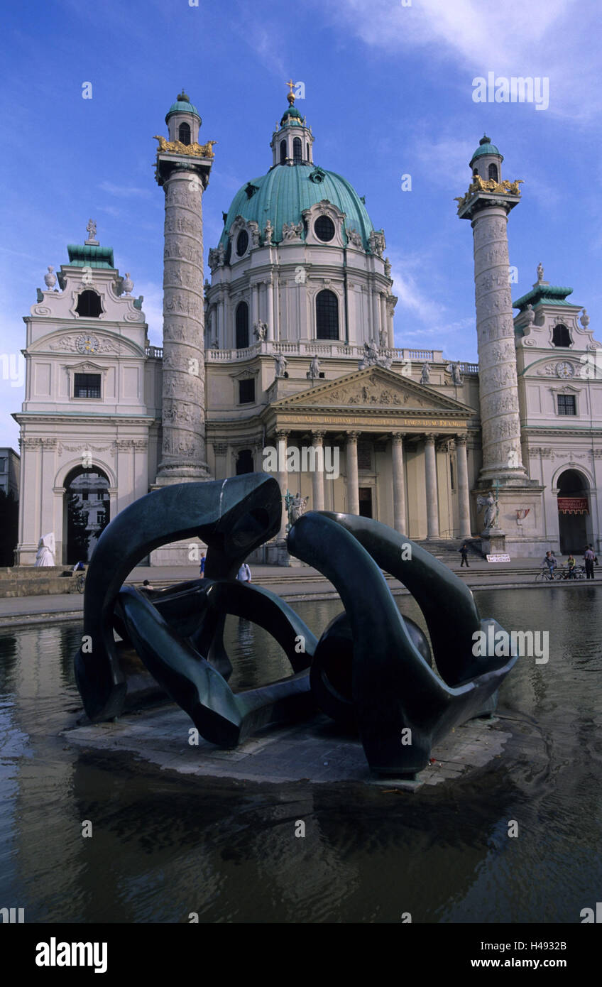 L'Autriche, Vienne, Karl's space, Karl's Church Johann Bernhard Fischer Erlach, devant la colline plastique "Arches", de Henry Moore Banque D'Images