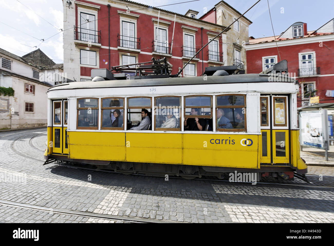 Les tramways historiques dans le quartier d'Alfama, Lisbonne, Portugal, Banque D'Images