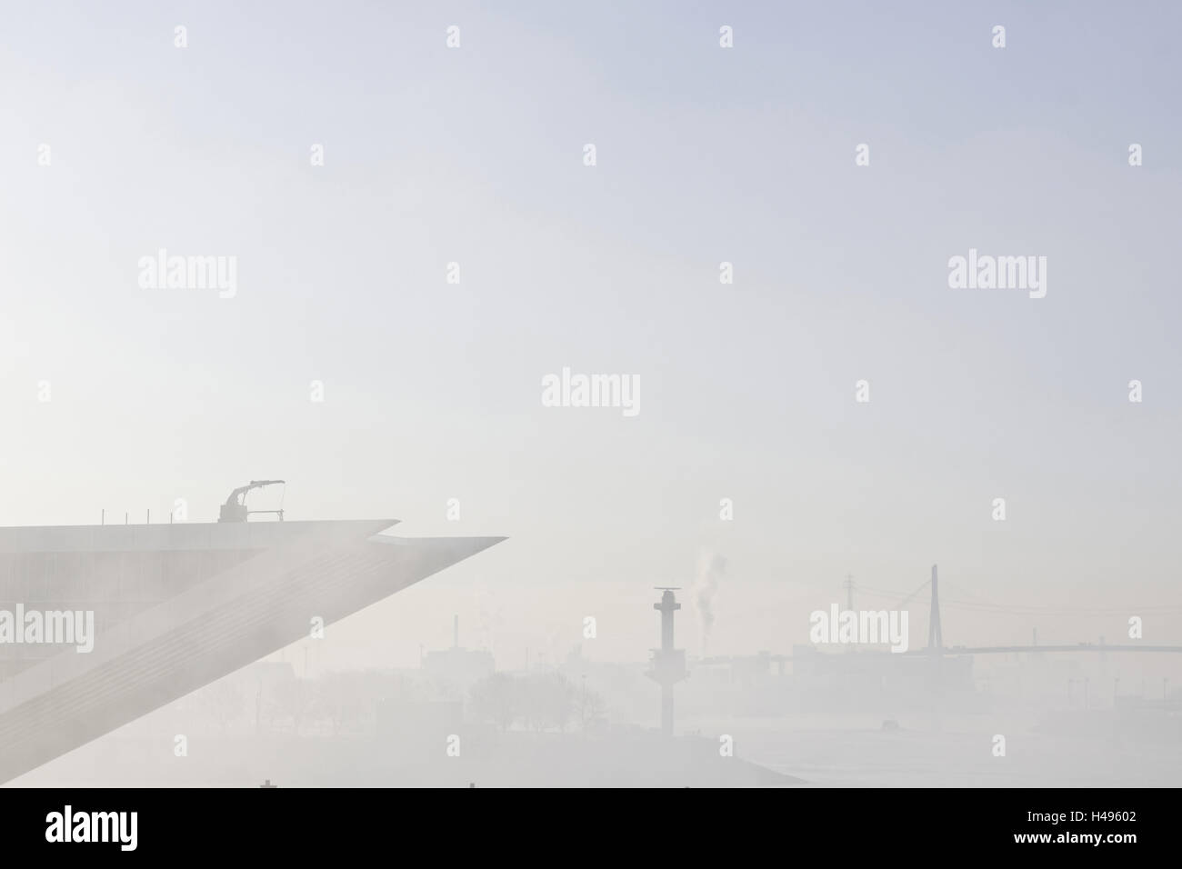 Brouillard au sol au-dessus de l'Elbe, bizarre, inhabituel, Elbberg Campus, Altona, ville hanséatique de Hambourg, Allemagne, Banque D'Images