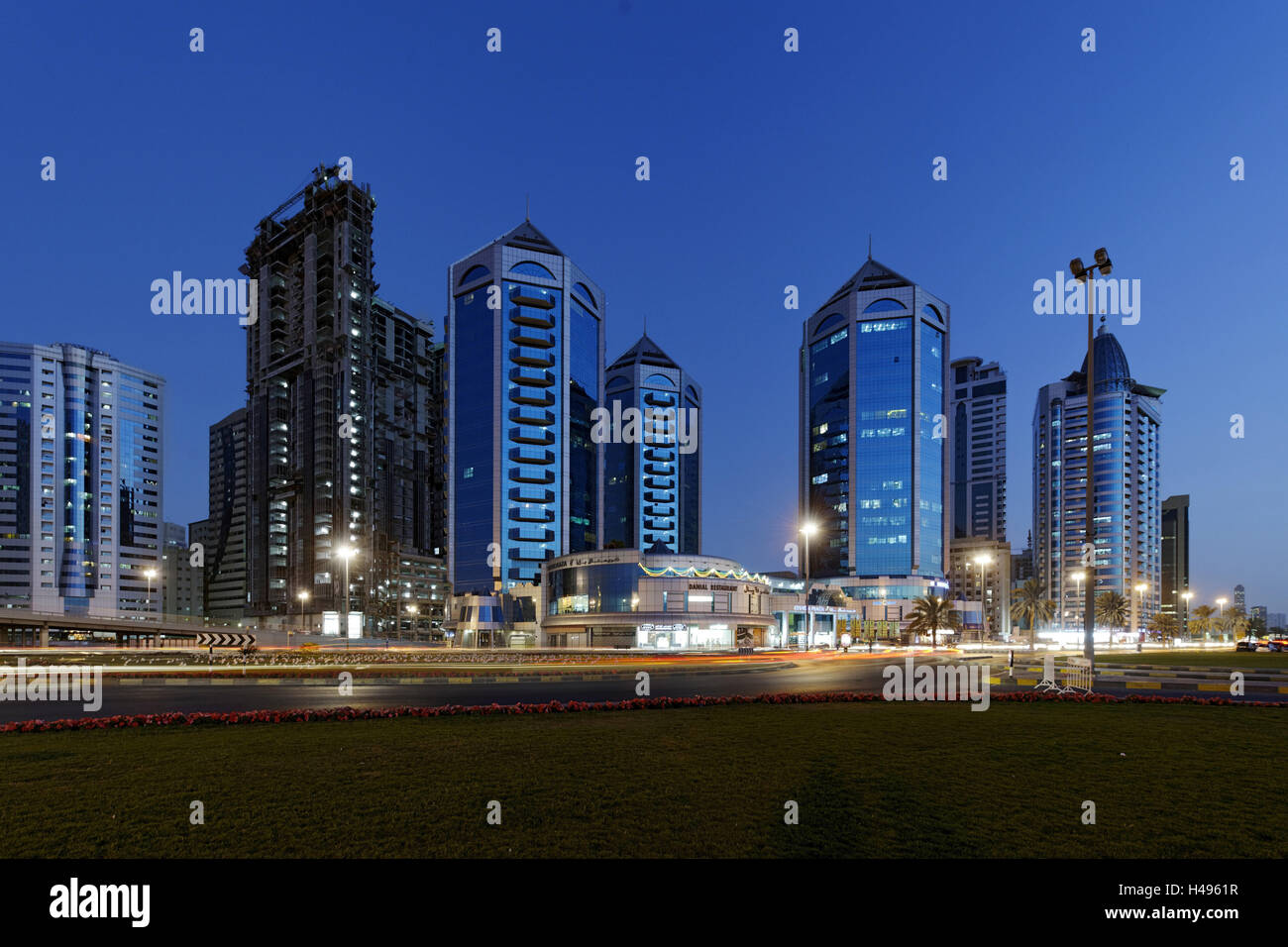 Les immeubles de bureaux dans le style arabe, crépuscule, l'Émirat de Sharjah, Emirats Arabes Unis, péninsule arabique, le Moyen-Orient, l'Asie, Banque D'Images