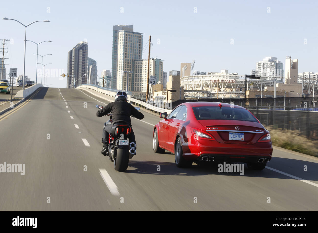 Moto, Ducati Diavel Leatherman et Mercedes CLS 63 AMG, ville, ville, centre de la ville de San Diego, à côté de l'autre billet, de l'arrière, Banque D'Images