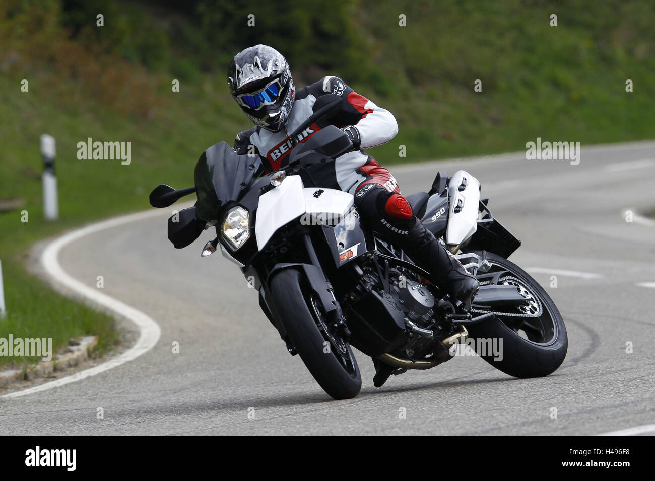 Motocycliste, KTM LC 8990, Anbremsdrift, coudes, route de campagne, de façon dynamique, Banque D'Images